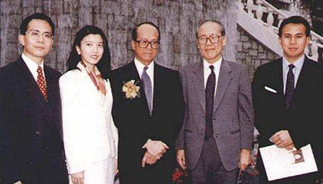 当然,年轻时的李泽钜也曾像弟弟一样高调张扬,经历绑架事件后才逐渐