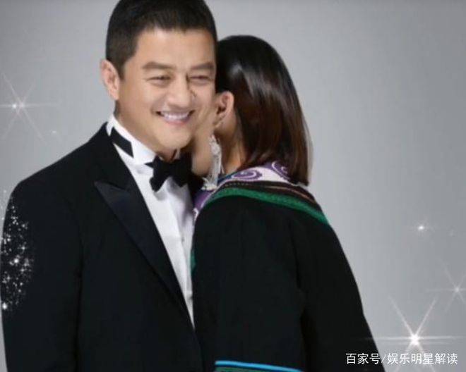 同时她还分享了自己和老公李亚鹏的两张结婚照片以及自己的自拍照