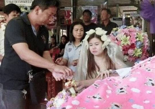 婚礼成葬礼,新娘穿着婚纱,捧老公遗像含泪完完成婚礼,让人心酸_新郎