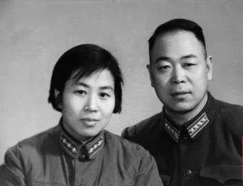 剧中杨硕的原型也就是岳振华的妻子叫李德序,她并不是工程师,而是空军