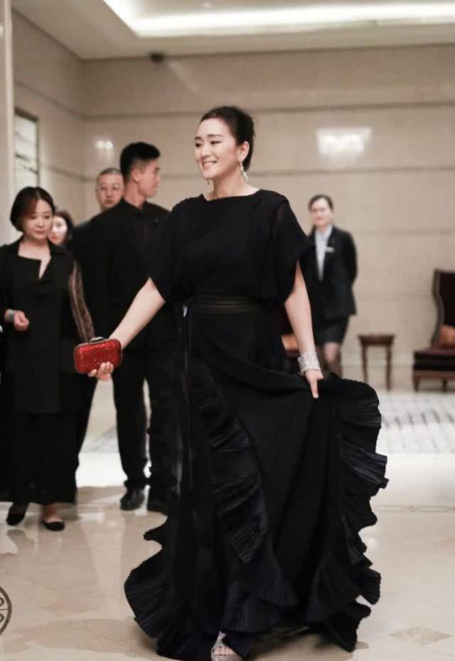 原创巩俐现身活动一袭黑色长裙加身很显气质盘起头发状态真好