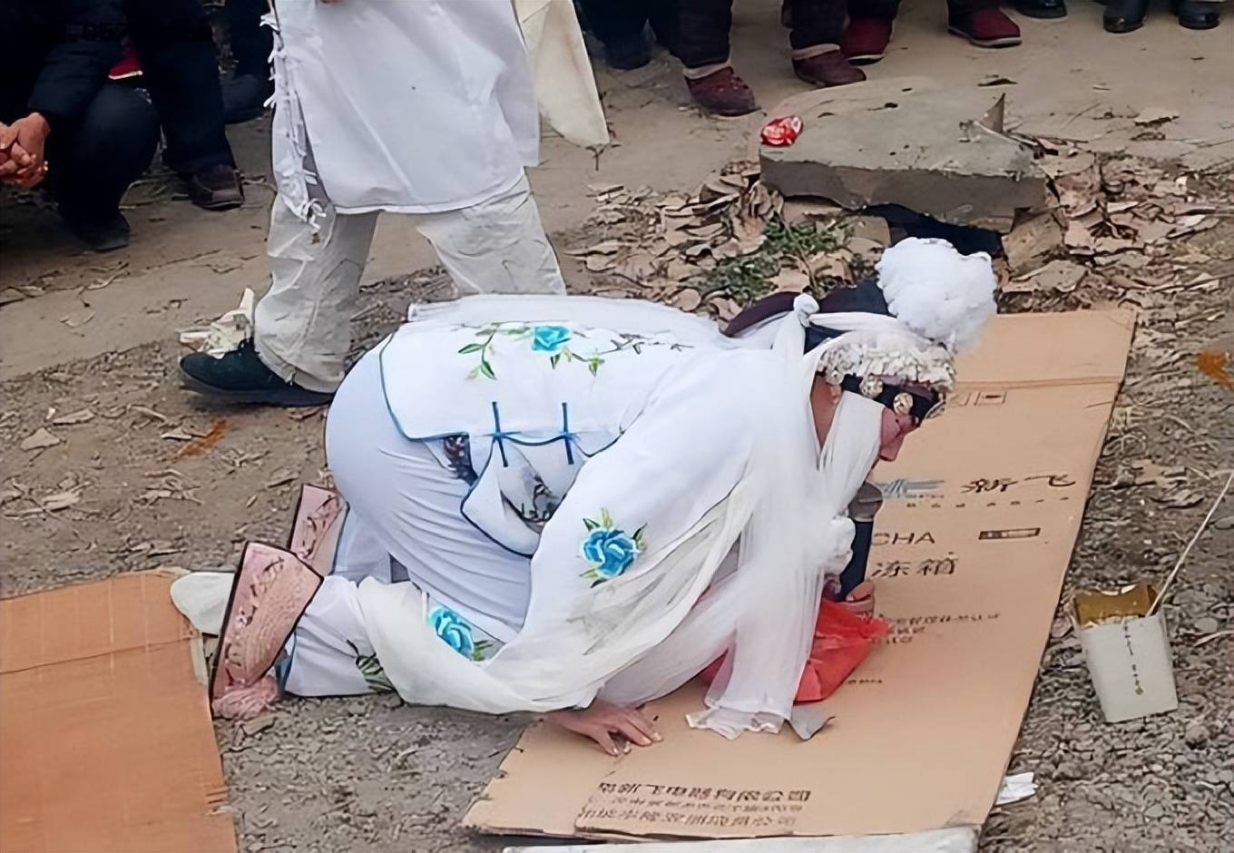 河南职业"哭丧人":一年磕头上万次,每场挣700元,自称在做好事_武会