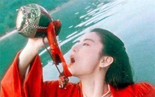 第四个就是林青霞在《笑傲江湖之东方不败》中扮演的东方不败喝酒的