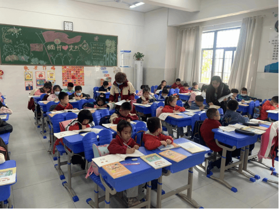 怀远县乳泉小学开展"书香班级"月度考核活动_工程