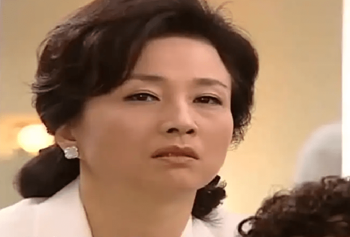 雅俐瑛的妈妈韩景惠是殷振燮的第一任妻子,这是个逆来顺受的女人,看得