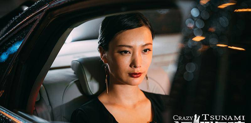 《狂鳄海啸》上映,王李丹妮主演,又是海报露大腿,故事很一般_电影