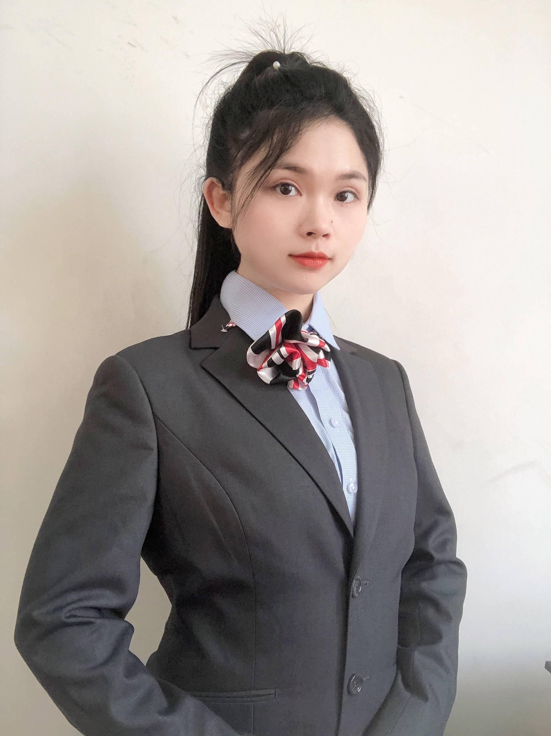 形体舞蹈专业教师,中国舞蹈家协会会员,具有中国舞注册教师资格证