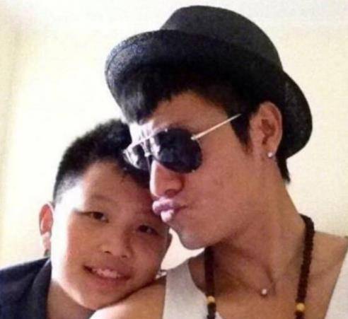 果真是从小帅到大,比堂哥陈尊佑小时候还要帅气
