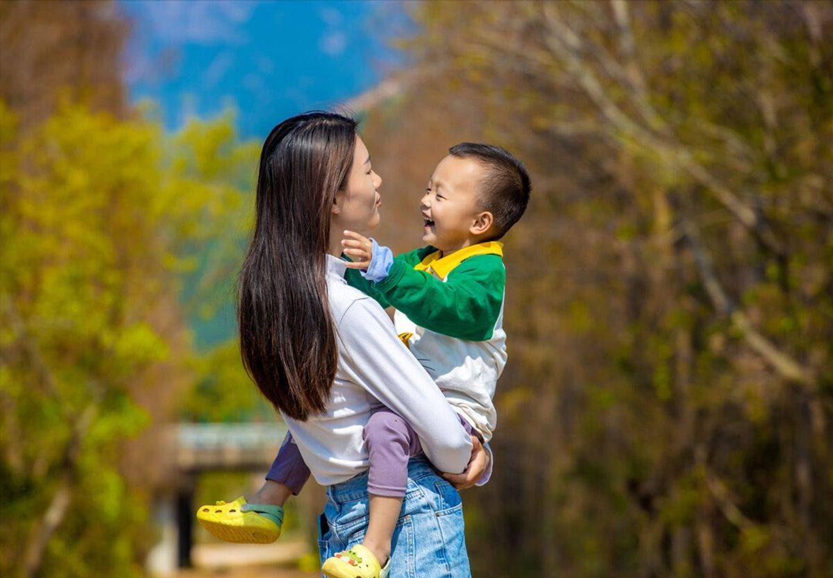 儿子总是喜欢粘着妈妈,别高兴得太早,背后的原因你要弄清楚