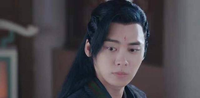 而李易峰这次在电视剧《镜双城》中的表现也是可圈可点,从演技上来说