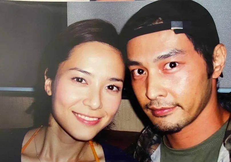 郭羡妮是中英混血儿,她于西门菲莎大学主修心理学和经济学课程,毕业后