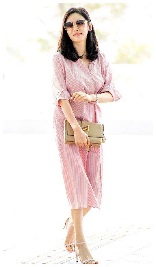 40岁秋瓷炫现身机场一袭粉嫩品如风长裙这身材哪像生过娃