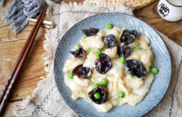 【糟溜龙利鱼片【所用食材】龙利鱼1大块,青豆30克,木耳7朵,淀粉1小
