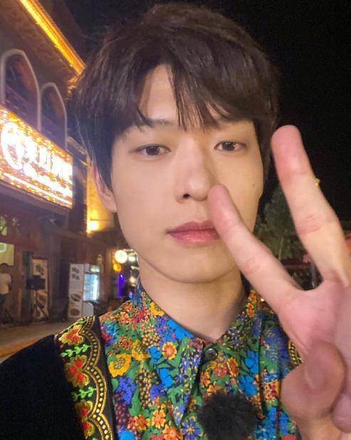 原创魏大勋大秀手照手控党福利翘起的兰花指十足抢镜太矫揉做作