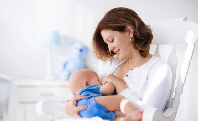 建议宝宝喝母乳,不是为了省钱,母乳的这些特点让孩子聪明又健康