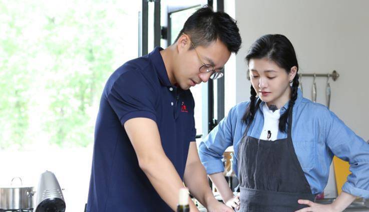 原创汪小菲晒儿女近照女儿性格活泼似小男生儿子露正脸超像爸爸