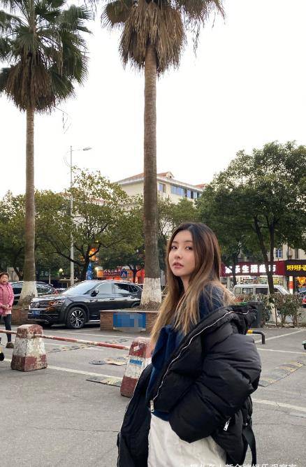 原创豆得儿近照接地气拍照背景现电动车离开王思聪是做对了