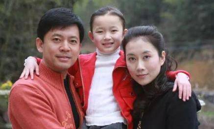 其实不是的,何政军的妻子也是我们的熟悉的女演员,名叫范雨,比何政军