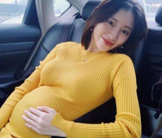 体操女神诞下儿子后,29岁产后身材似少女,如今却为母乳太多发愁