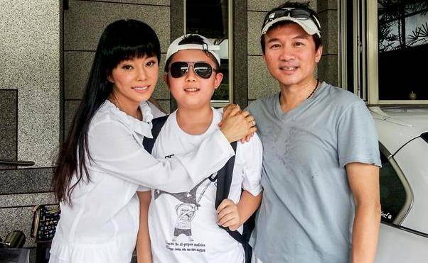 其实狄莺也是可怜人,父亲早逝,她应该是长女或者独