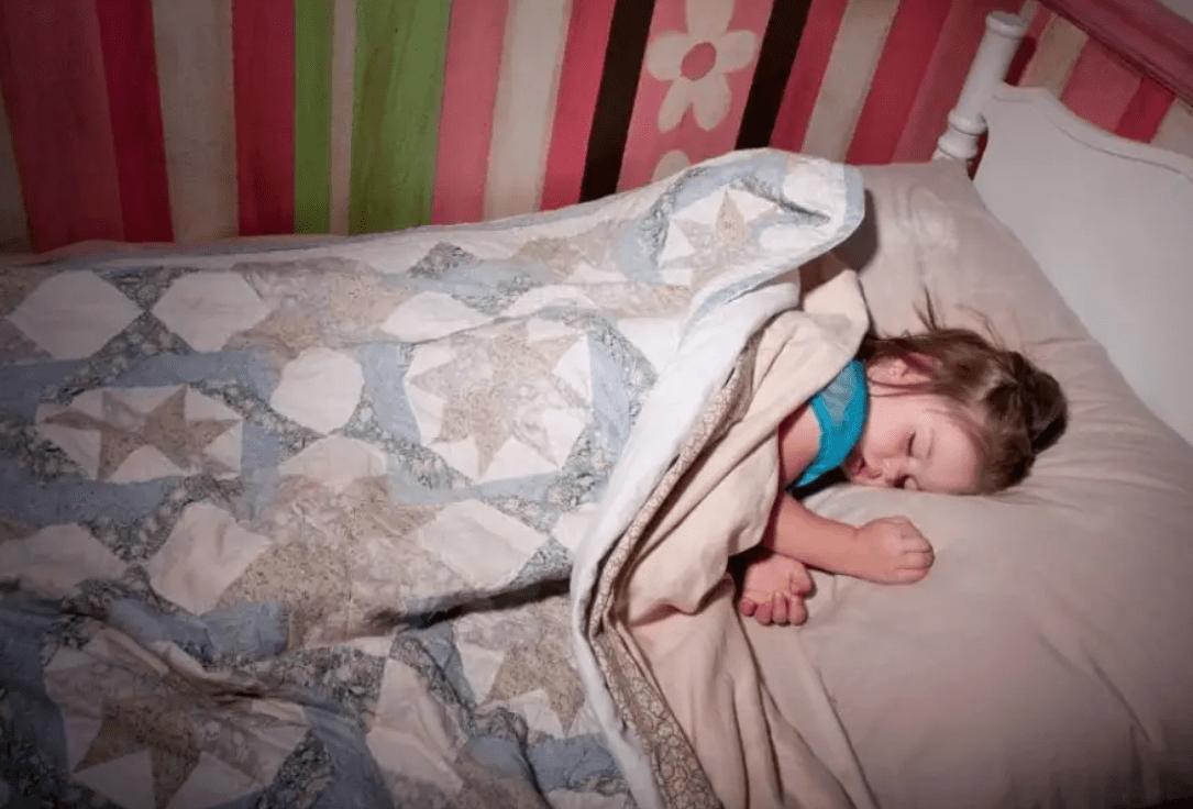 孩子睡觉总踢被子,别急着帮盖,了解原因做好应对才能让娃睡得好