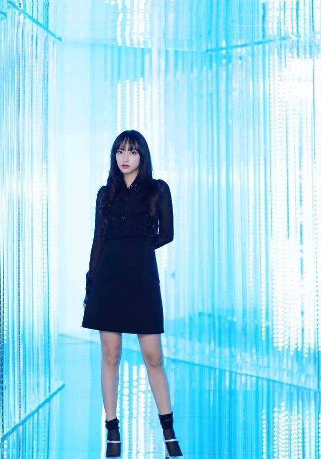 原创程潇意识到自己腿粗穿旗袍还要再加层网纱生怕遮不住
