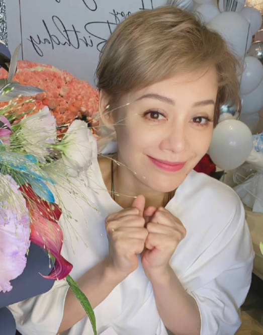 宁静50岁生日直播罕见淡妆出镜被指不老女神
