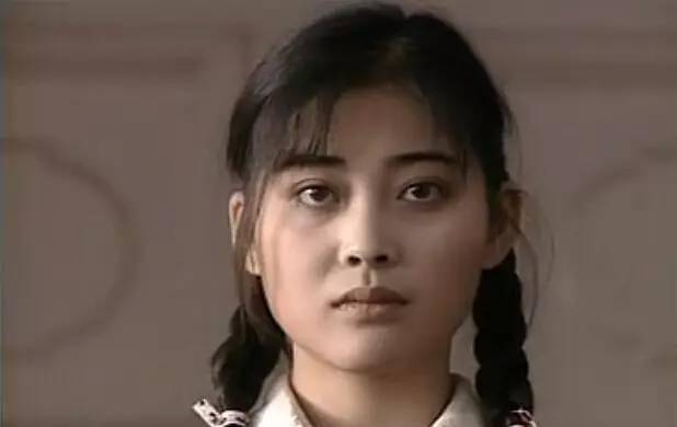 1994年的梅婷19岁,出演了电视剧《血色童心》的女主角,该剧获得了优秀