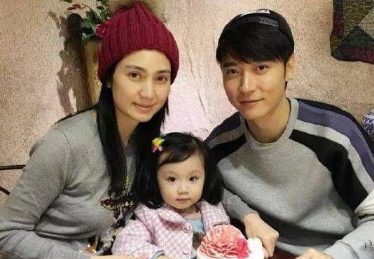 原创洪欣带孩子吃饭被偶遇素颜好憔悴看清女儿长相网友建议进圈