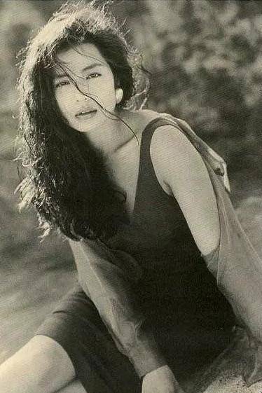 钟楚红30年前杂志旧照被扒出身穿吊带小露香肩风情万种太迷人