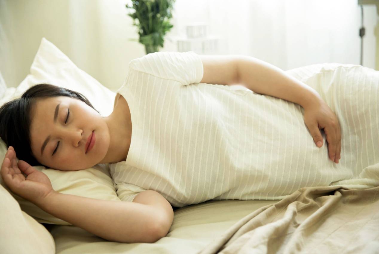 孕期各个阶段,孕妇睡眠姿势各有不同,睡姿选错了,对胎儿很不利