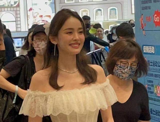 差点没认出她来:而这次的活动,是娜扎更换经纪人公司之后,首度现身