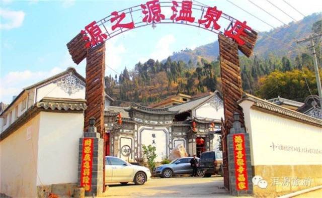 漾濞县石门关温泉酒店酒店坐落于苍山石门关半山腰上,黑白线条的建筑