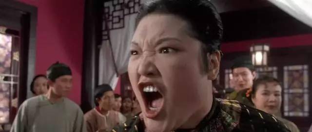 1994年,参演由周星驰,吴孟达主演的喜剧电影《九品芝麻官》,在剧中
