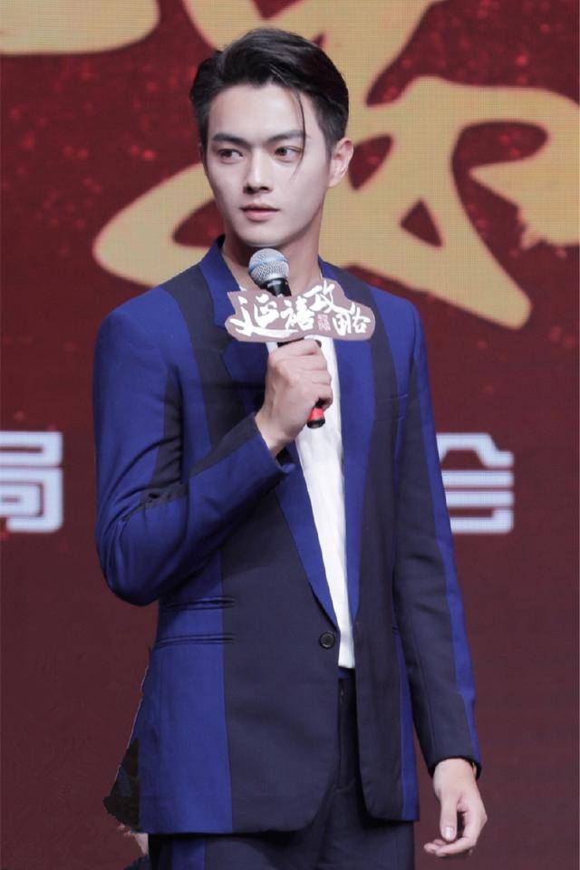 我们的"傅恒少爷"也是很厉害了好嘛~不过比起许凯身穿蓝色西装内搭