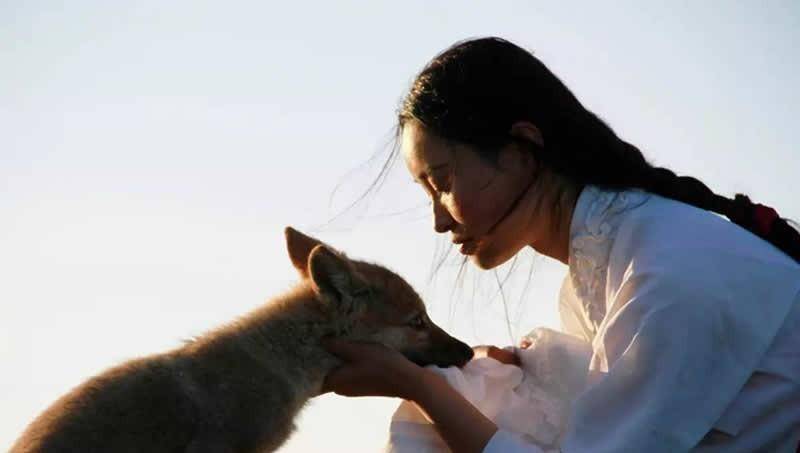 亦风一听女友让他"引狼入室",当即摇头,但架不住李微漪的苦苦哀求,再