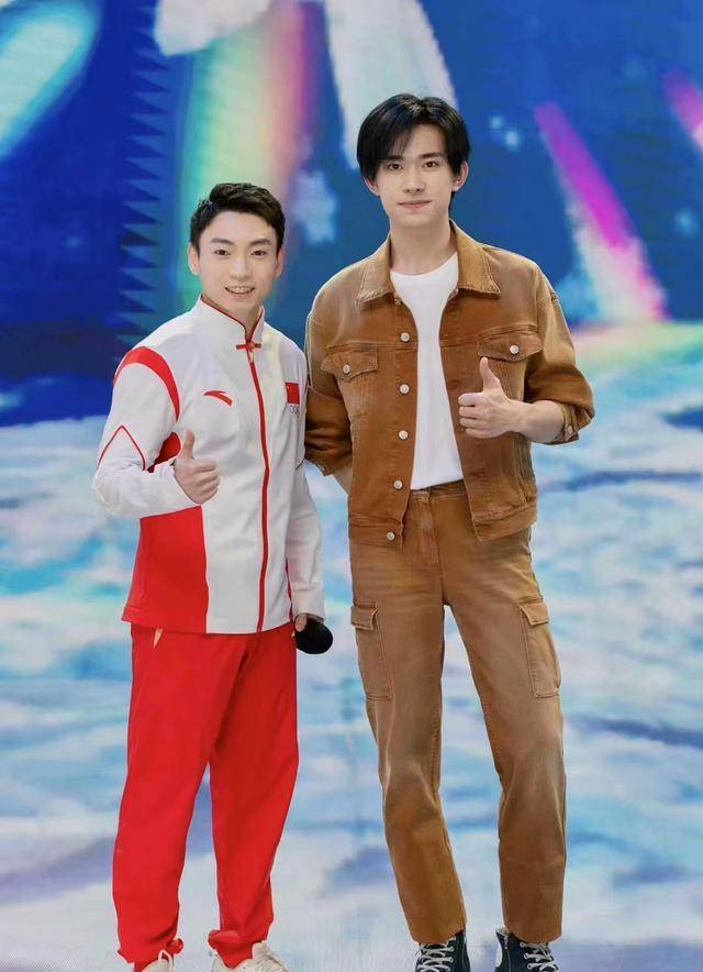 奥运冠军徐梦桃晒易烊千玺合影,人形立牌再次上线_滑雪_冬奥会_比赛