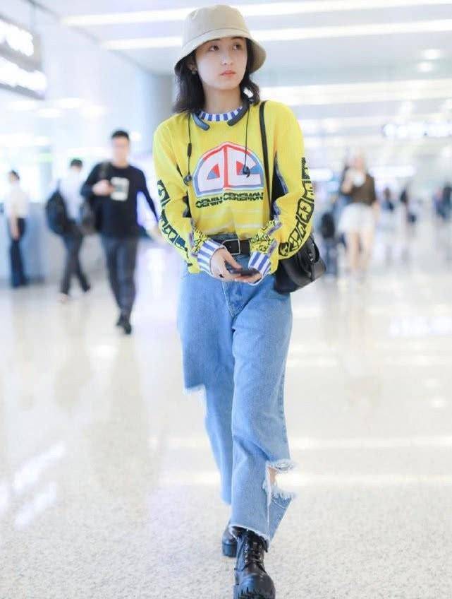 张子枫机场照黄色卫衣破洞牛仔裤妹妹真是越看越好看呢