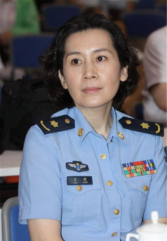 第一届金鹰奖影后,为拍戏与丈夫离婚,今年过半百依旧单身却不悔_肖雄