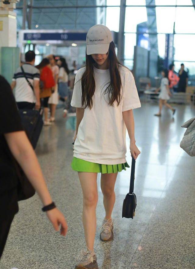 原创杨颖机场不抬头t恤配绿色短裙穿成55分唯有美腿吸睛