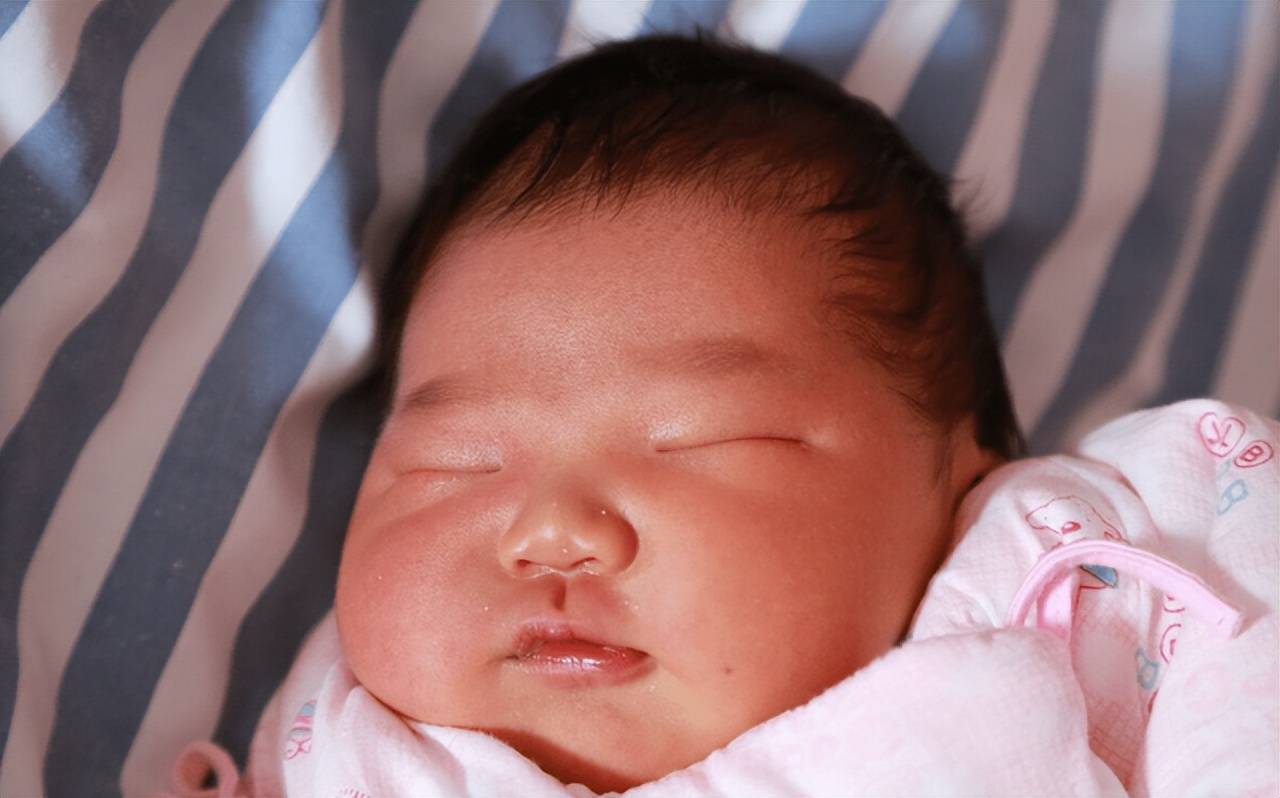 11.96斤！三胎妈妈顺产生＂超大宝宝＂,打破医院新生儿体重纪录