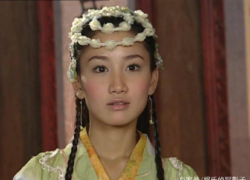 原创戴一大一小两条额饰的古装女子舞阳公主唯美飞凤郡主歪头卖萌
