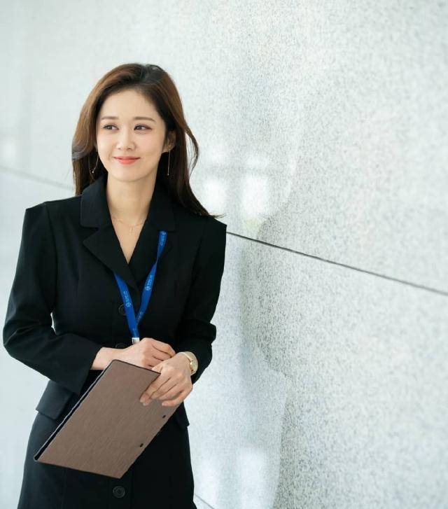 其实装职业装的张娜拉真的很美,并不会给人十足的严肃感,换了一身黑