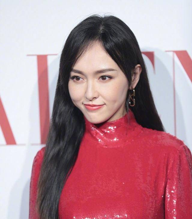 原创唐嫣生图曝光脸部发福明显苹果肌变得颇高像换脸