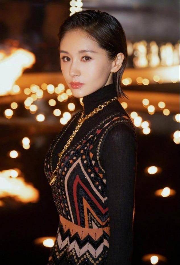 原创曲筱绡新造型撞脸杨幂王子文蓄长发演绎猫系媚感太撩人