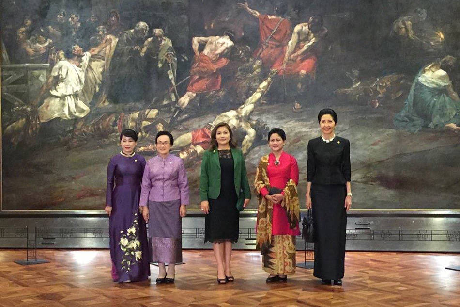 原创老挝第一夫人穿传统服饰温婉在美成风景线的东南亚太太团中不输