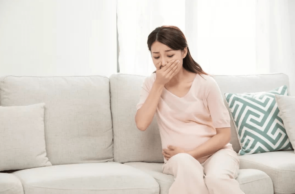 孕中后期＂烧心感＂,可能是胎儿发出的信号,提醒孕妈预防两方面
