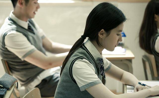 原创杨紫校服造型曝光9位女星校服造型赵露思谭松韵甜美可爱刘亦菲