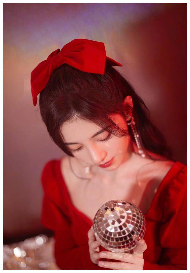 原创鞠婧祎美出新高度穿红色连衣裙气质优雅不愧是人间仙女