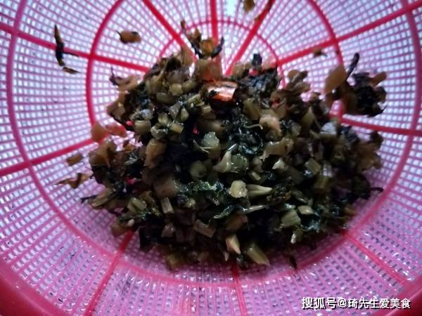 取适量雪菜,洗净3.大蒜2根,大点的1根就行2.冬笋1株,事先把它蒸熟1.